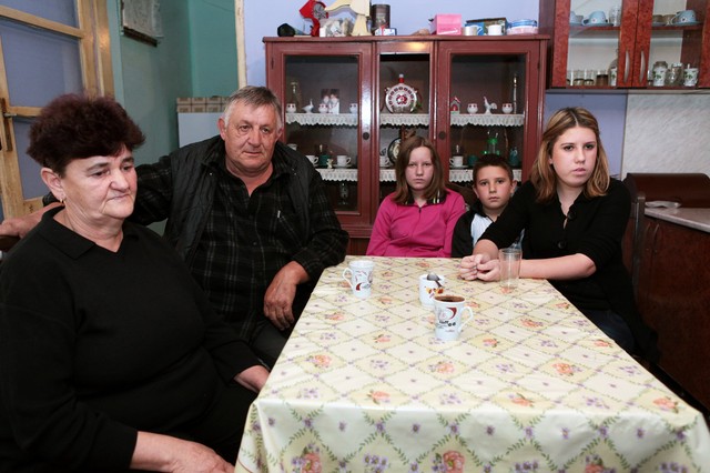 Ostali da žive u tuđoj kući sa dekom Milanom i bakom Jelkom