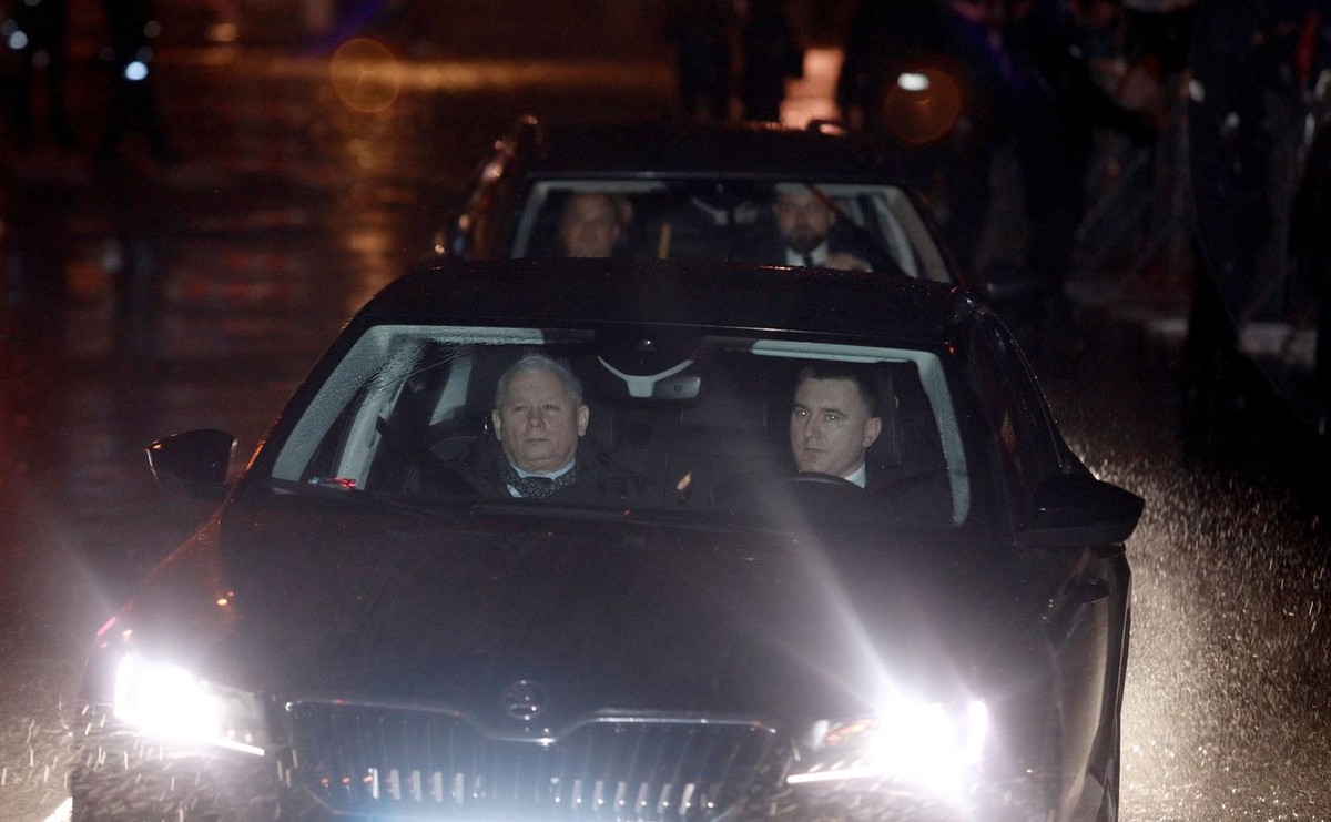 Jarosław Kaczyński wjeżdżający na Wawel