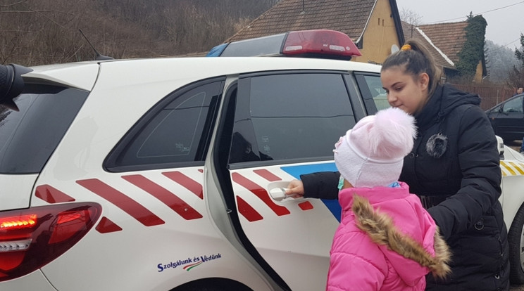 Valóra váltották a rendőrök a hatéves kislány álmát. /Fotó: Police.hu