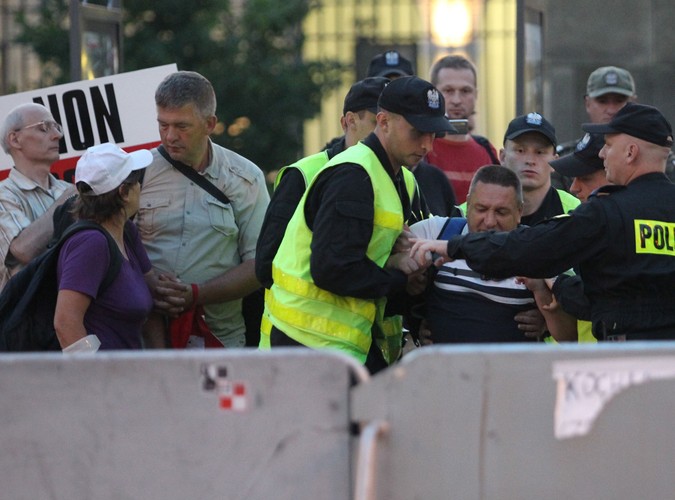 Usunęli obrońców krzyża