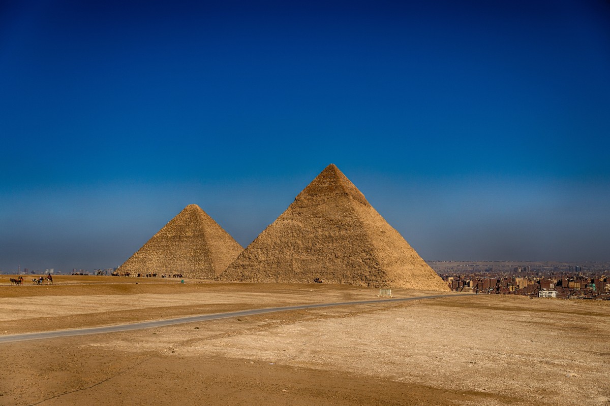 Gigantyczne słupy pod piramidami? Archeolog oburzony