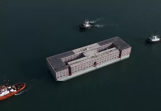 "Pływające więzienie". Setki migrantów będą mieszkać na specjalnej barce