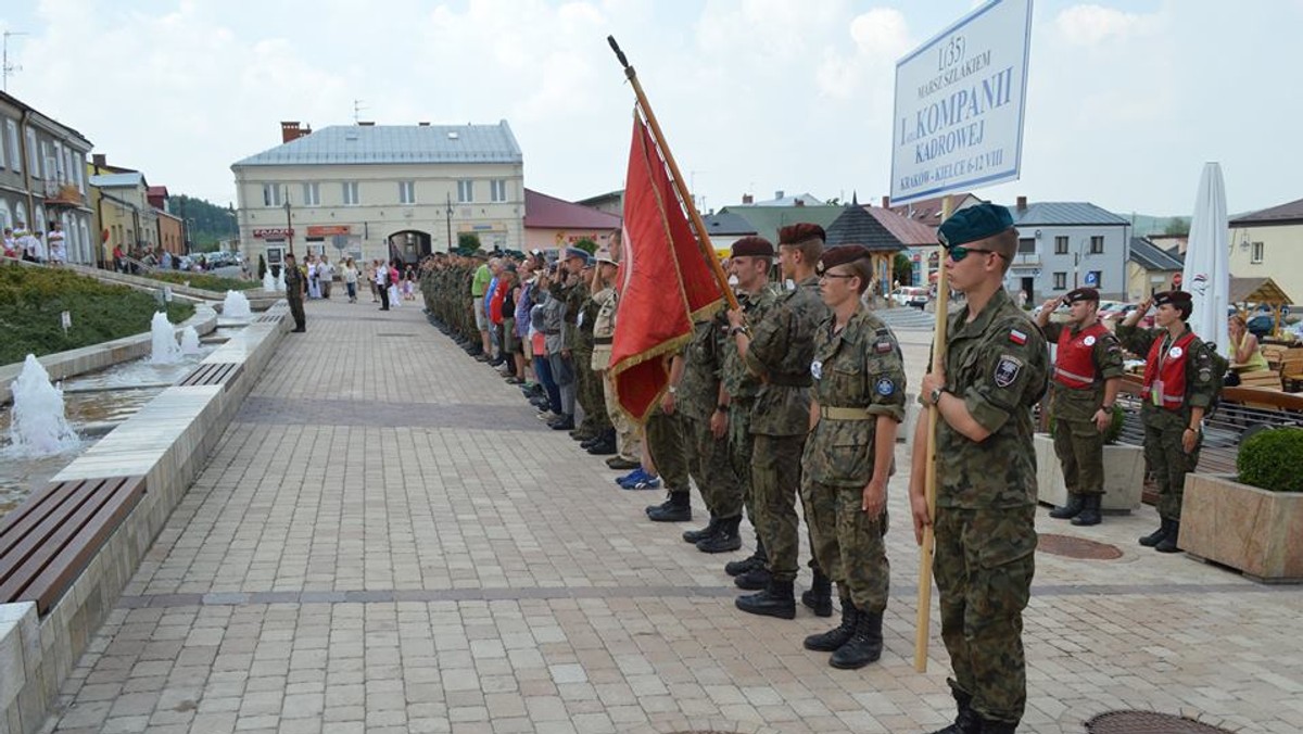 Uczestnicy 51. Marszu Szlakiem Pierwszej Kompanii Kadrowej Józefa Piłsudskiego dotarli do Chęcin. To ich ostatni przystanek przed wejściem do Kielc. Dziś wszyscy biorą udział w pikniku historycznym "Światło niepodległości”, a już jutro zameldują się w stolicy regionu świętokrzyskiego.