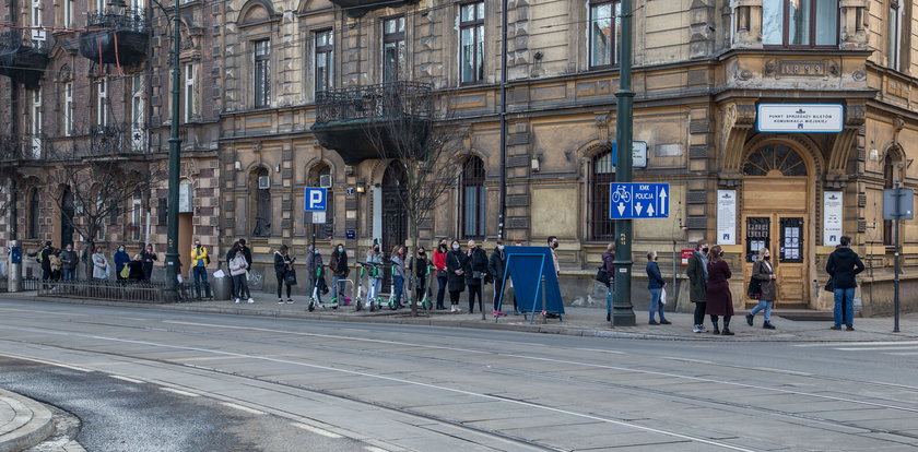 Kilometrowe kolejki pod punktami MPK. Pasażerowie tracą cierpliwość