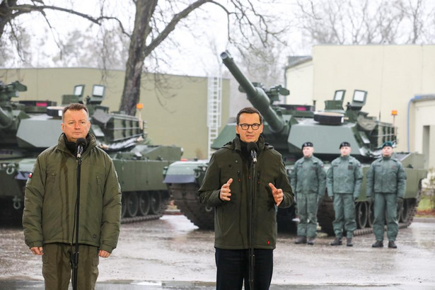 Mariusz Błaszczak i Mateusz Morawiecki w Biedrusku