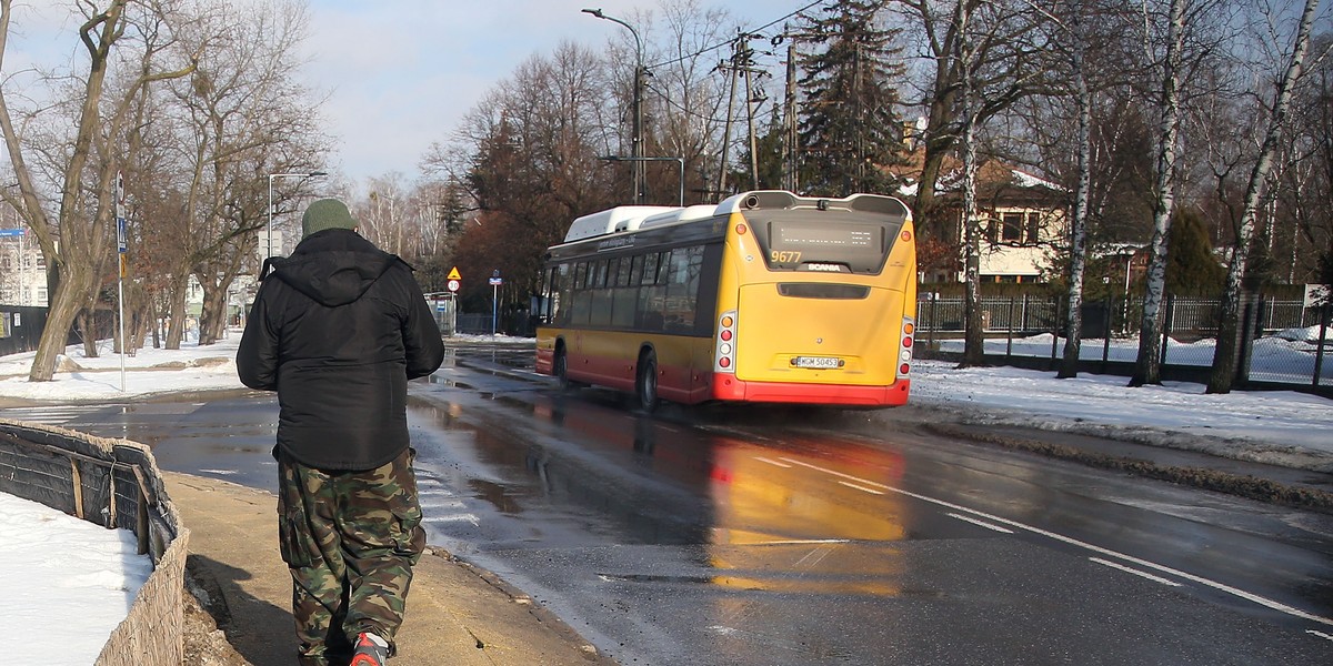 Groza w warszawskim autobusie. Mężczyzna straszył 12-latkę. Zareagował kierowca [zdjęcie ilustracyjne]