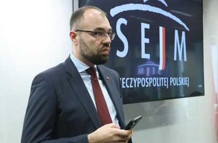 Zarobili w KPRM 900 tys. zł, nie świadcząc pracy. Premier ujawnia