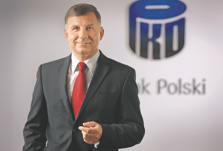 PKO BP to największy bank na naszym rynku, który wyznacza kierunki rozwoju rodzimej bankowości. Pod wodzą Zbigniewa Jagiełły jest to szczególnie widoczne. To dzięki śmiałej decyzji o zakupie Nordea Banku prezes PKO BP zainicjował zjawisko nazywane repolonizacją banków. Choć na razie nie zyskało ono naśladowców na większą skalę, nie ma wątpliwości, że tego typu ambicje funkcjonują z tyłu głów wielu bankowców w Polsce. Jagiełło odcisnął piętno również na rynku płatności bezgotówkowych. To z jego inicjatywy powołano do życia spółkę Polski Standard Płatności. Wdraża ona system płatniczy Blik, który jest jedyną realną alternatywą dla systemów międzynarodowych organizacji, takich jak MasterCard i Visa. Ustawia także polski rynek w gronie awangardy krajów, które wprowadzają system płatności mobilnych niezależnych od duopolu organizacji płatniczych. Blik może być również jednym z pierwszych na świecie systemów mobilnych, powstałych w wyniku porozumienia kilku banków, na co dzień konkurujących ze sobą.<br> (ju)