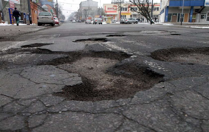 Drogowcy łatają małe dziury, a wyrwy zostaną