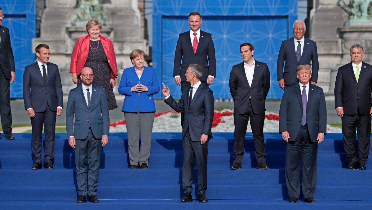 NATO pozostaje sojuszem, którego głównym celem jest obrona państw członkowskich; przygotowuje się na zagrożenia ze wszystkich kierunków, będzie zwiększać zdolności do odstraszania i mobilność – głosi deklaracja szczytu w Brukseli.