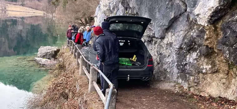 Niemiecki turysta zakleszczył Alpinę B3 na szlaku. Piechurzy nie mieli jak przejść