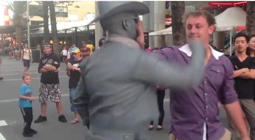 "Obračun" žive statue i prolaznika