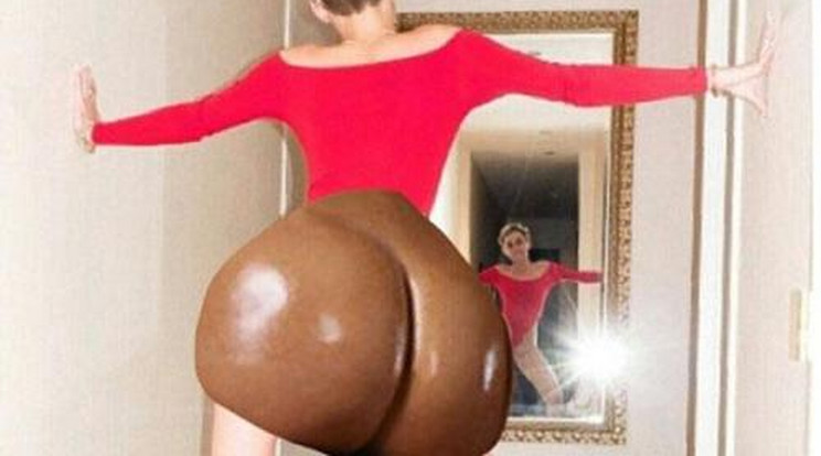 Kim Kardashian pucér fenekével parádézik Miley - fotó!