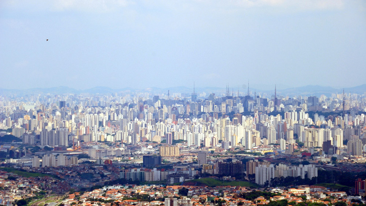 Sao Paulo ogłusza niekończącym się lasem wieżowców, wielopasmowymi korkami i ogromem metropolii, w której żyje 18 milionów ludzi. Często porównywane do Nowego Jorku, podobnie jak on wprowadza na wysokie obroty i narzuca szybkie tempo. Najbogatsze i największe miasto w Ameryce Południowej daje też najwięcej możliwości.