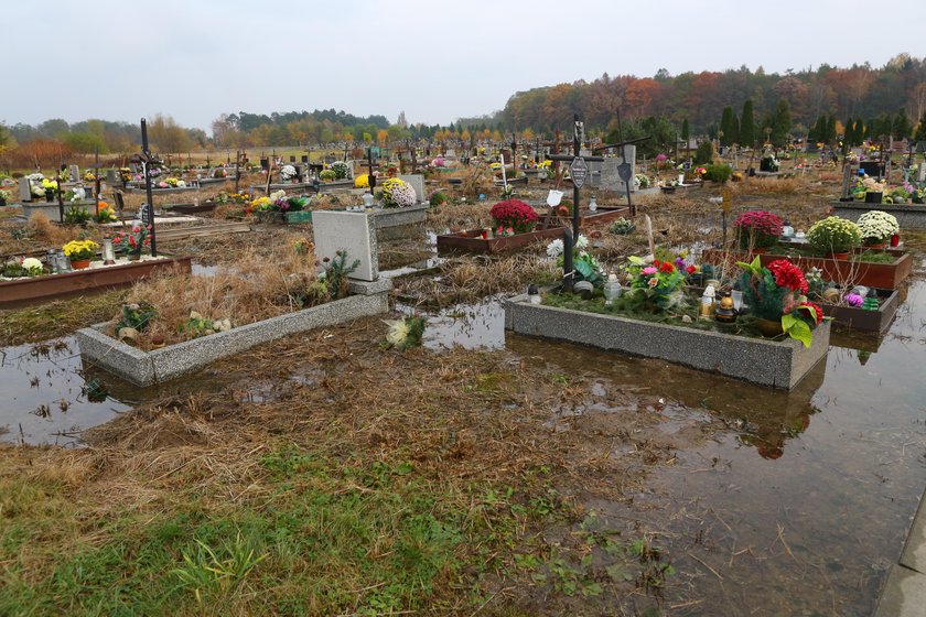 W Gadce Starej po ulewach groby toną w wodzie