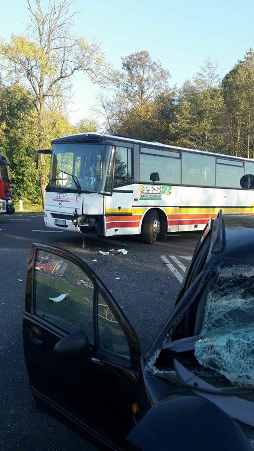 Matiz roztrzaskał się o autobus