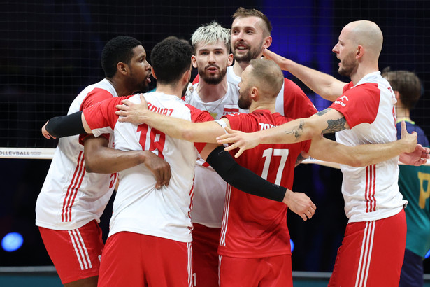 Siatkarze reprezentacji Polski cieszą się podczas meczu ćwierćfinałowego Ligi Narodów z Brazylią