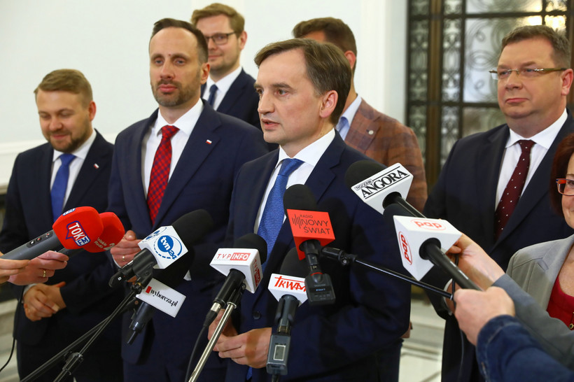 Przewodniczący Solidarnej Polski, minister sprawiedliwości Zbigniew Ziobro (C) wraz z posłami ugrupowania
