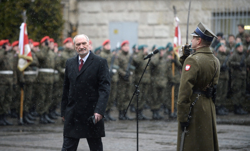 Antoni Macierewicz podczas apelu pamięci na dziedzińcu Muzeum Wojska Polskiego w Warszawie