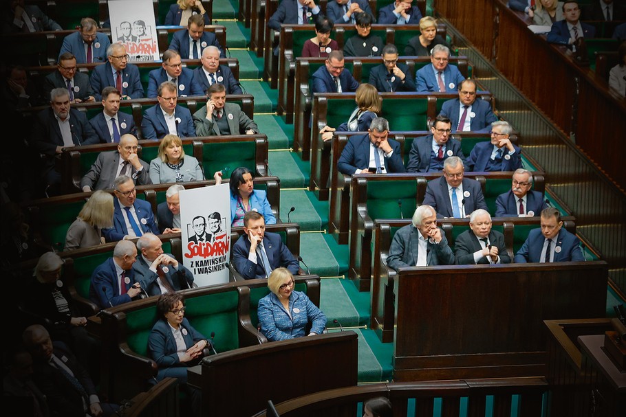 Czy rosnące napięcie polityczne pogrzebie nadzieje pokładane w nowym rządzie? Inwestorzy takiego scenariusza nie kupują.