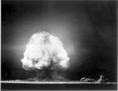 Grzyb atomowy po wybuchu bomby atomowej na pustyni w Nowym Meksyku