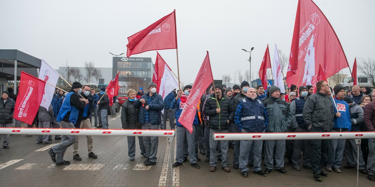 Spółka podała, że 14 stycznia wszyscy pracownicy firmy otrzymali podwyżki w wysokości 5 proc. wynagrodzenia — minimum 270 zł brutto, co z premiami oznacza około 340 zł brutto. 