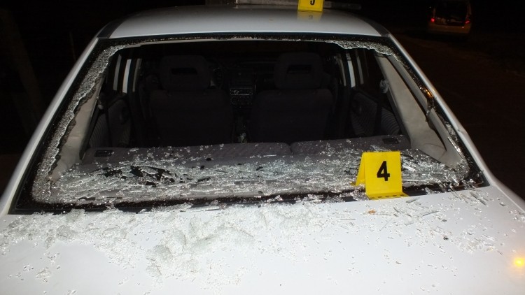 Szerszámnyéllel, vasrúddal és karddal bántalmaztak egy családot /Fotó: police.hu