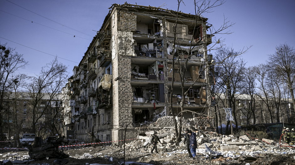Rosyjska inwazja na Ukrainę. Zniszczenia budynku mieszkalnego w Kijowie.