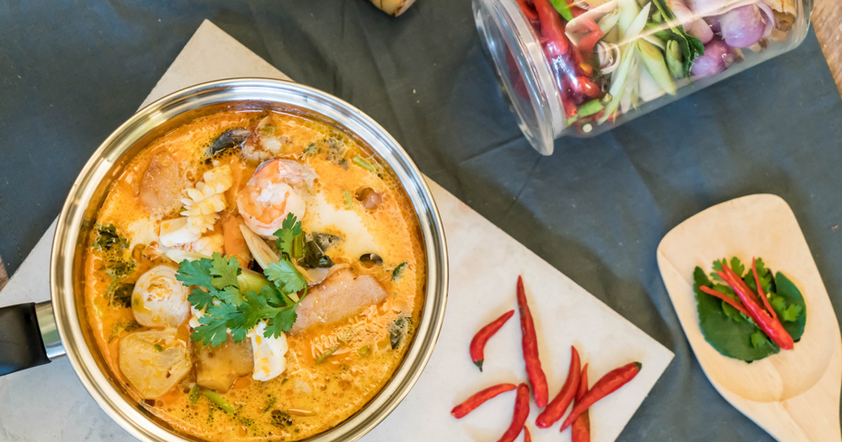 Zupa tajska tom kha gai -specjalność azjatyckiej kuchni - Onet Gotowanie