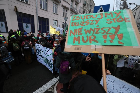 Uczestnicy demonstracji "Nikt nie jest nielegalny" w Warszawie z transparentami