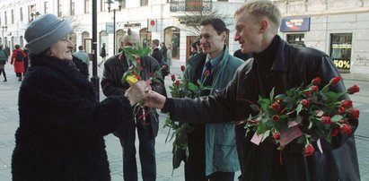 Akademie, goździki i rajstopy. Tak wyglądał Dzień Kobiet