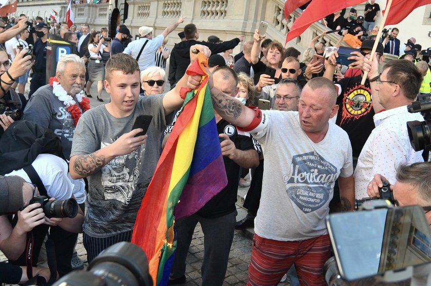 Tęczowe flagi i białe róże na Marszu Powstania Warszawskiego. Interweniowała policja