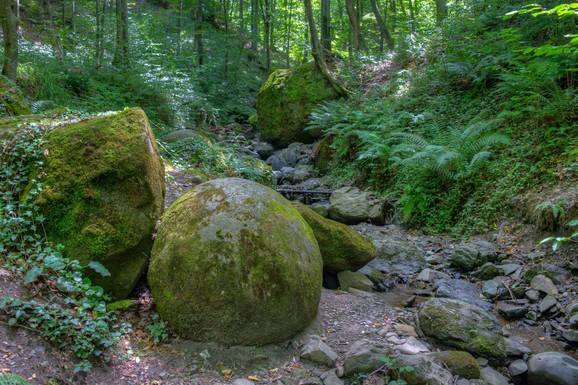 Džinovske kamene kugle kriju se u šumi kod Zavidovića: Teške su i po 37 tona, a misterija njihovog nastanka decenijama fascinira ljude (FOTO, VIDEO)