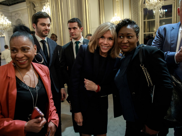 Nogi Brigitte Macron ani trochę nie tracą na atrakcyjności