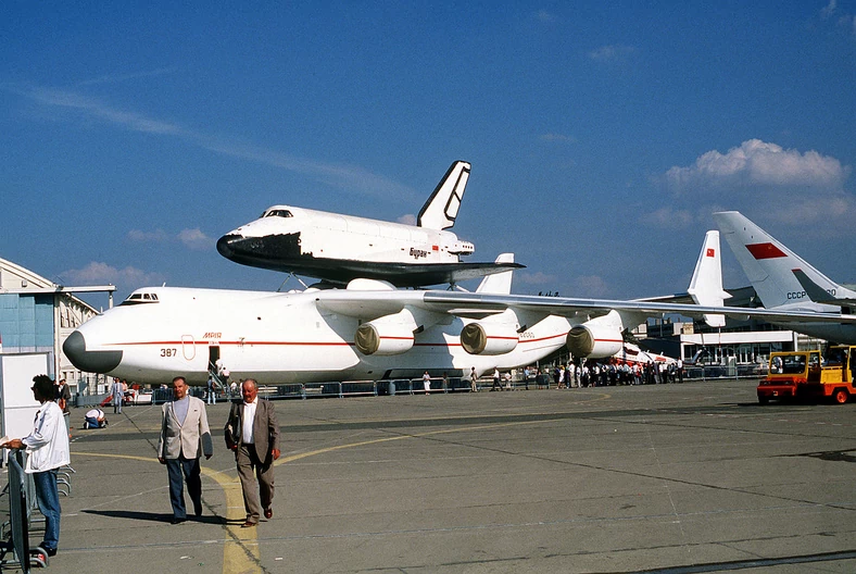 Buran na dachu An-225 (1989)