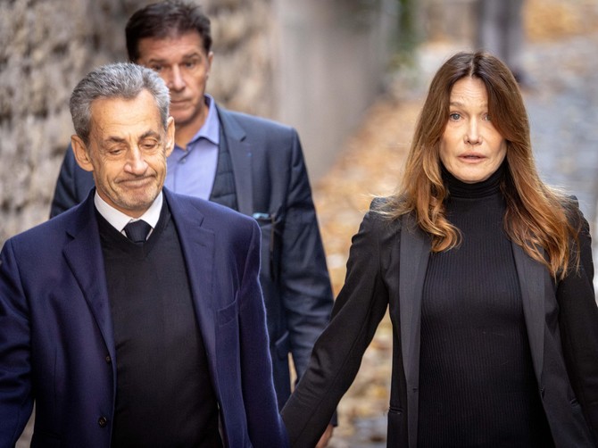 Karla Bruni završila lečenje raka dojke, podelila fotografiju iz bolničkog kreveta