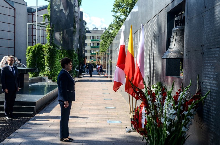 Premier Beata Szydło składa kwiaty przed dzwonem Monter, poświęconym wojskowemu dowódcy Powstania Warszawskiego gen. bryg. Antoniemu Chruścielowi, w Muzeum Powstania Warszawskiego