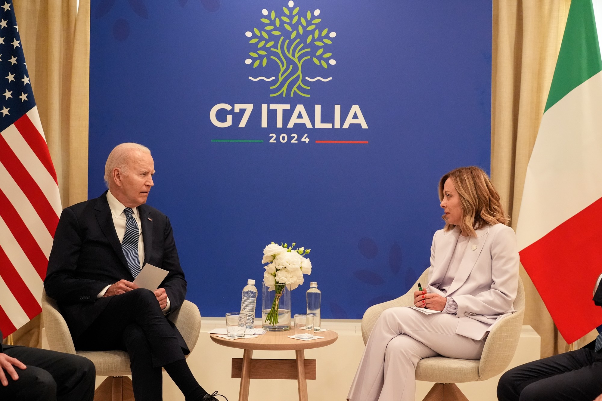 Vedúci predstavitelia krajín skupiny G7 na summite v Taliansku potvrdili svoju jednotu a záväzok chrániť demokratické hodnoty a ľudské práva.