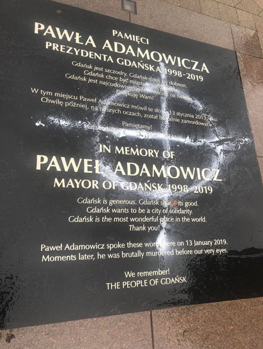 Zniszczono tablicę upamiętniającą Pawła Adamowicza