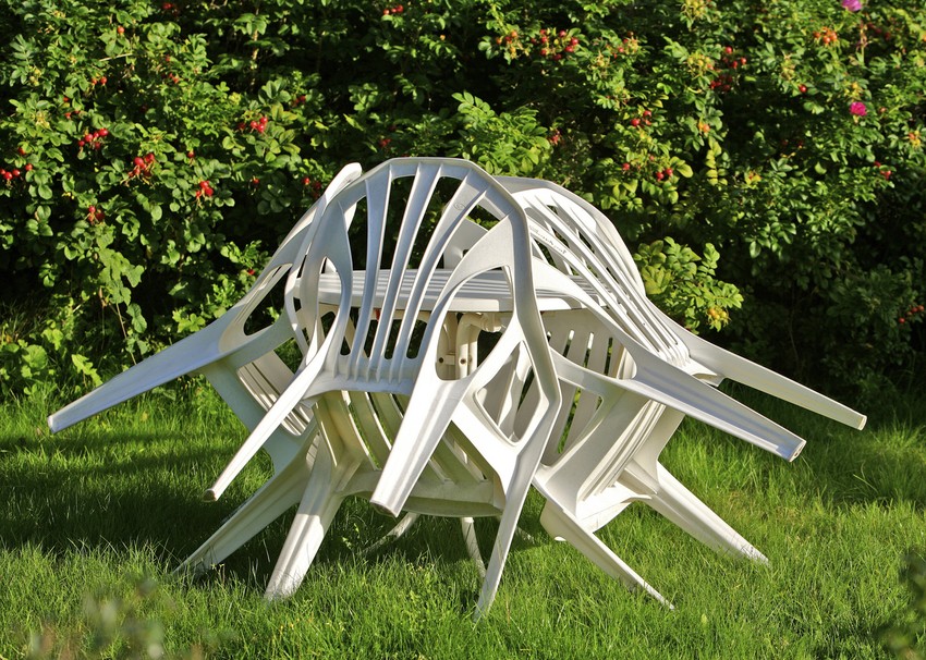 Bele plastične stolice