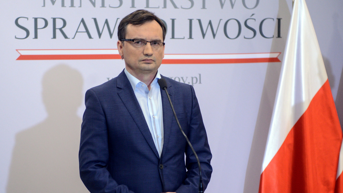 Niecałe 15 proc. badanych wierzy, że komisji weryfikacyjnej uda się wyjaśnić aferę reprywatyzacyjną, a 23 proc. pokłada nadzieje w prokuraturze. Najwięcej, bo ponad połowa badanych - 50,5 proc. - sądzi, że nikomu nie uda się wyjaśnić nieprawidłowości przy reprywatyzacji - wynika z badania IBRiS dla Radia Zet.