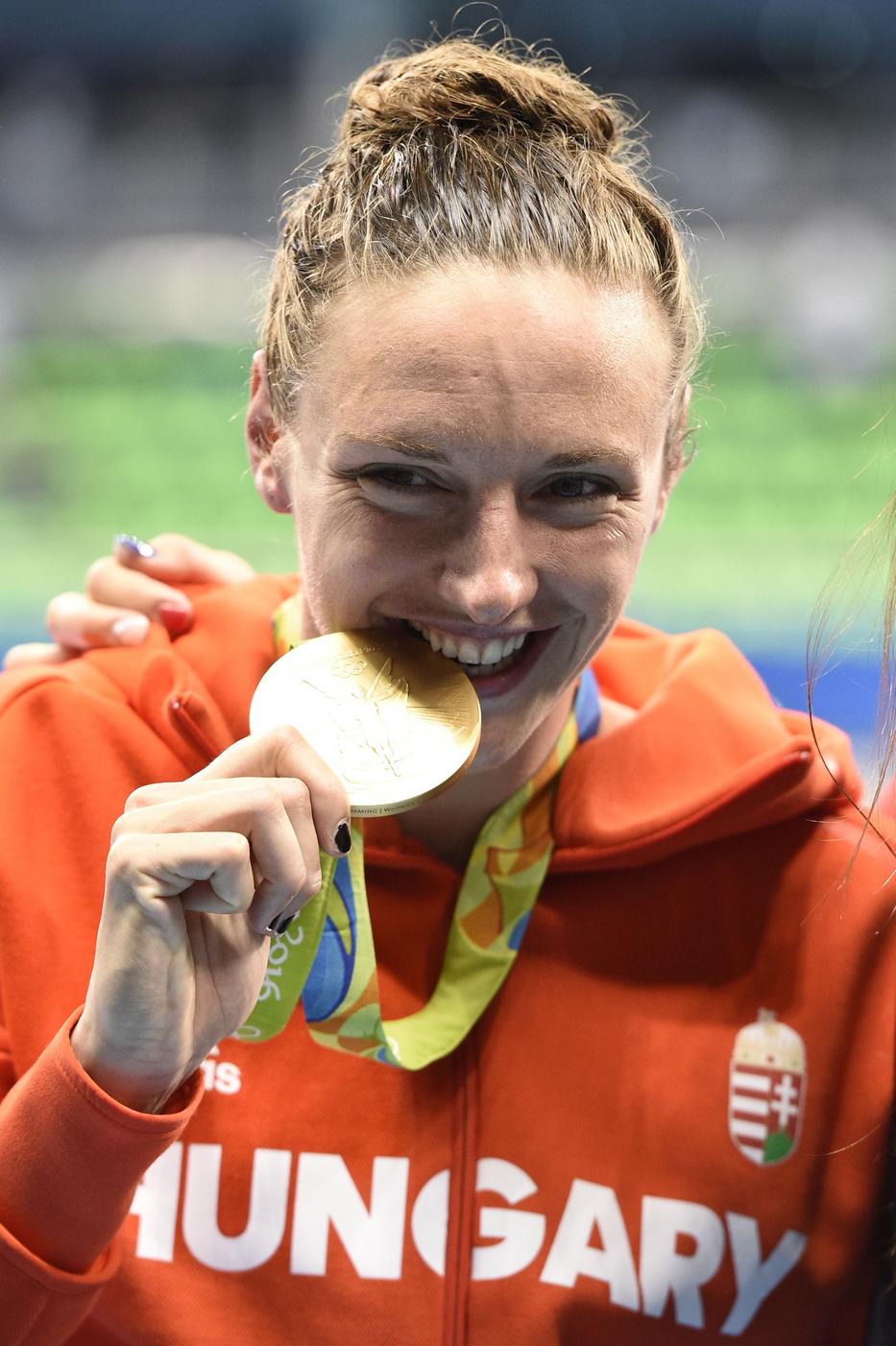 Hosszú Katinka beleharapott az érmébe! Biztosak vagyunk benne, hogy az úszó még nagyobb étvággyal versenyzik a többi versenyszámban /Fotó: AFP