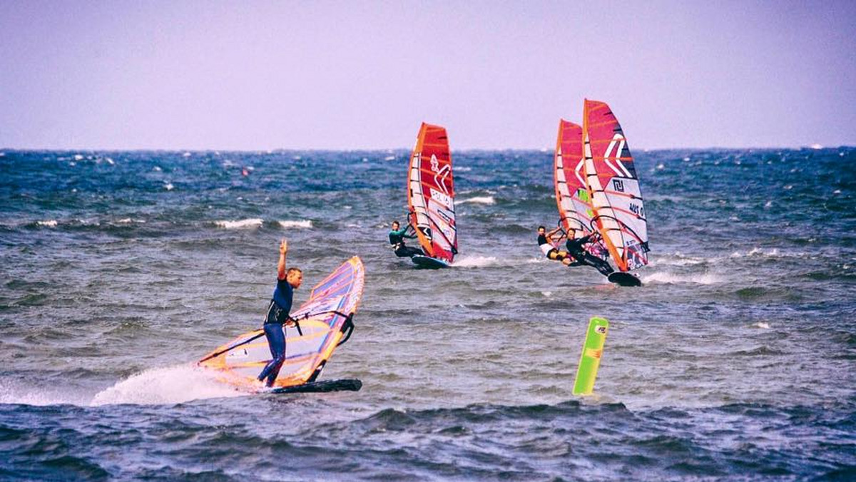 W dniach 7-10 lipca w Ustce rozegrane zostały międzynarodowe mistrzostwa Polski w Slalomie. Do rywalizacji o medale i nagrody pieniężne stanęło 38 windsurferów, w tym krajowa czołówka oraz reprezentanci Ukrainy I Australii.