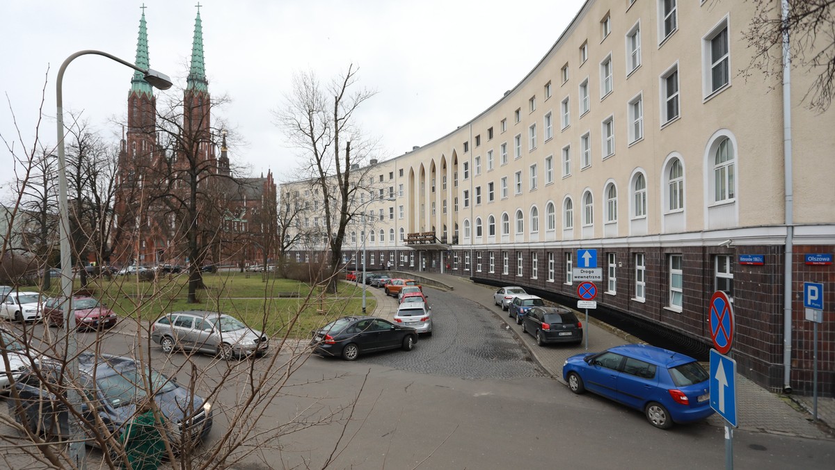 04.03.2020 Warszawa , Szpital Praski . Auta parkujace pod budynkiem ( na zakazie ).Fot. Jacek Marczewski / Agencja Gazeta