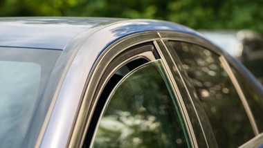 zostawił w aucie uchyloną szybę. dostał mandat w wysokości 180 zł