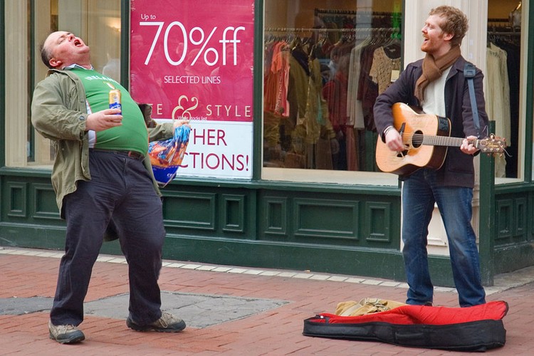 „Once” jest romantycznym dramatem opowiadającym o ulicznym muzyku, który poznaje intrygującą imigrantkę z Czech. Film został wyprodukowany w Irlandii i kosztował 150 tys. dol. Zarobił na całym świecie ponad 20 mln dol. Producenci odnotowali więc 30-krotny zysk. „Once” dobrze przyjął się nie tylko na Wyspach, poza granicami Irlandii zarobił bowiem ponad 11 mln dol. Weekend otwarcia nie prognozował jednak sukcesu, podczas pierwszych dni po premierze obraz zarobił tylko ok. 62 tys. dol. (0,7 proc. całkowitego przychodu). Na zdj. kadr z filmu