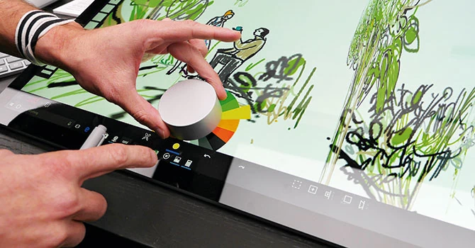 Wygląda trochę jak przystawka: Surface Dial służy do obsługi Studio za pomocą obrotów.