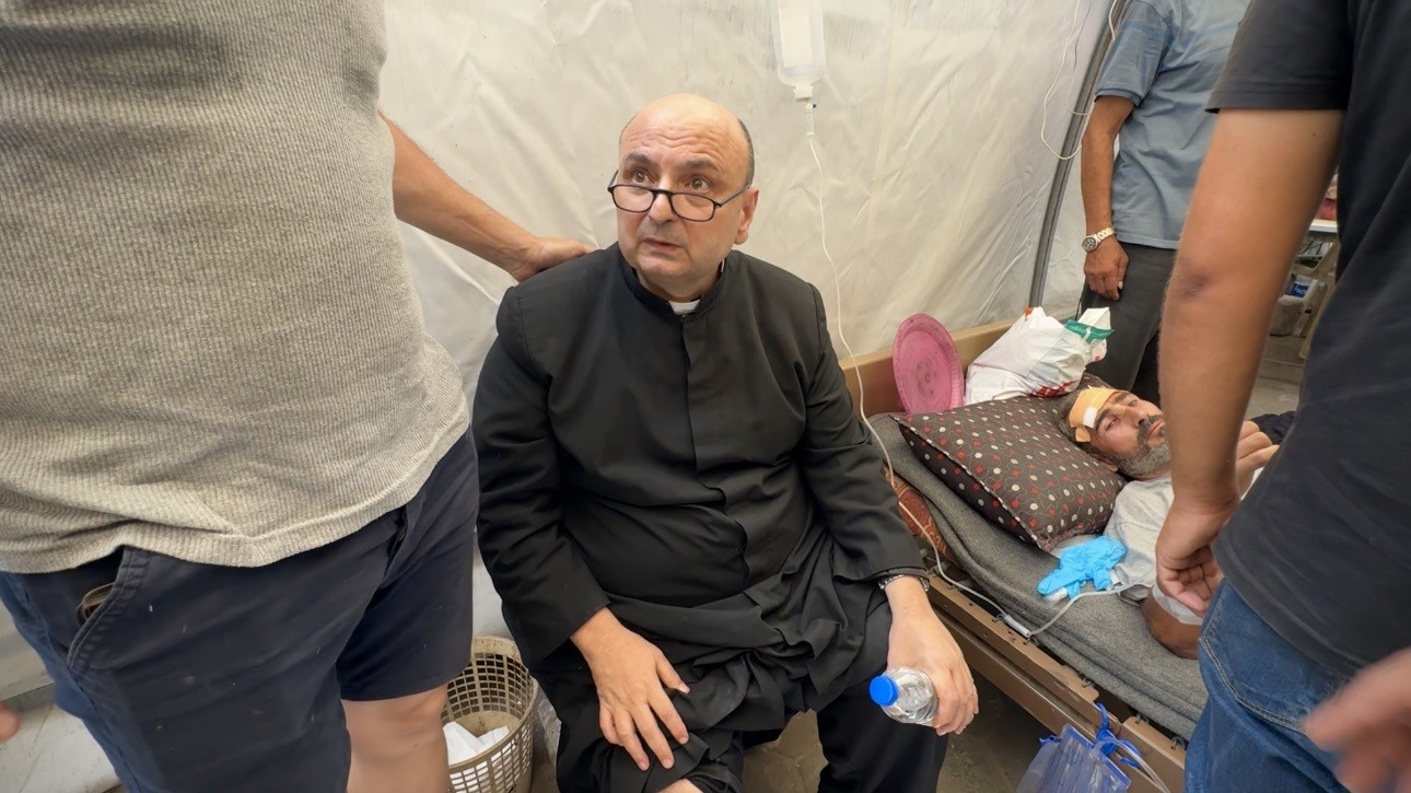 Zranení Palestínčania, vrátane otca Jebraila Romanelliho, sú privážaní do baptistickej nemocnice Al-Ahli po izraelskom útoku na kostol Svätej rodiny vo východnej časti mesta Gaza, 17. júla 2025.