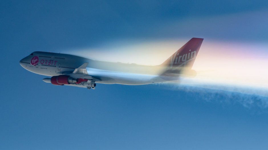 Boeing 747 "Kosmiczna dziewczyna" z podwieszoną pod skrzydłem rakietą LauncherOne. 