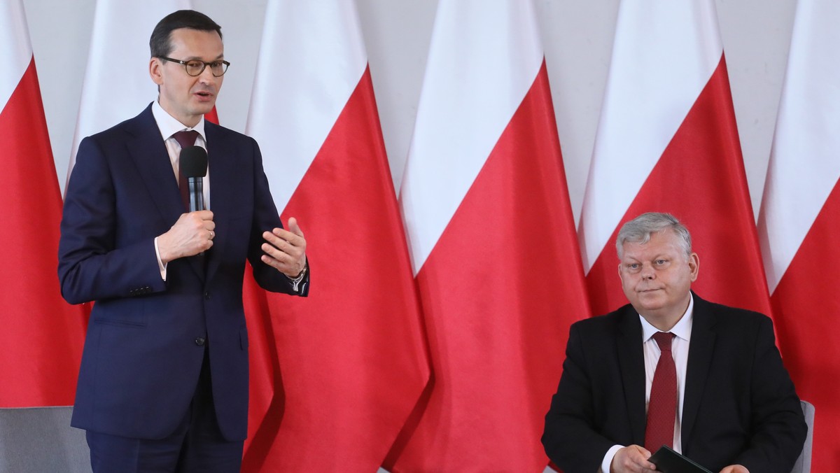 Łączny koszt tzw. piątki premiera Mateusza Morawieckiego to koszt ok. kilkunastu miliardów zł - powiedział szef gabinetu politycznego premiera Marek Suski. Podkreślił, że koszt nie jest wyliczony "co do złotówki", ale jego zdaniem nie powinien zachwiać budżetem.